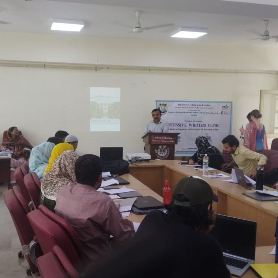 Writers\\\\\\\\\\\\\\\' Clinic held at Jamia Millia Islamia in collaboration with HWF