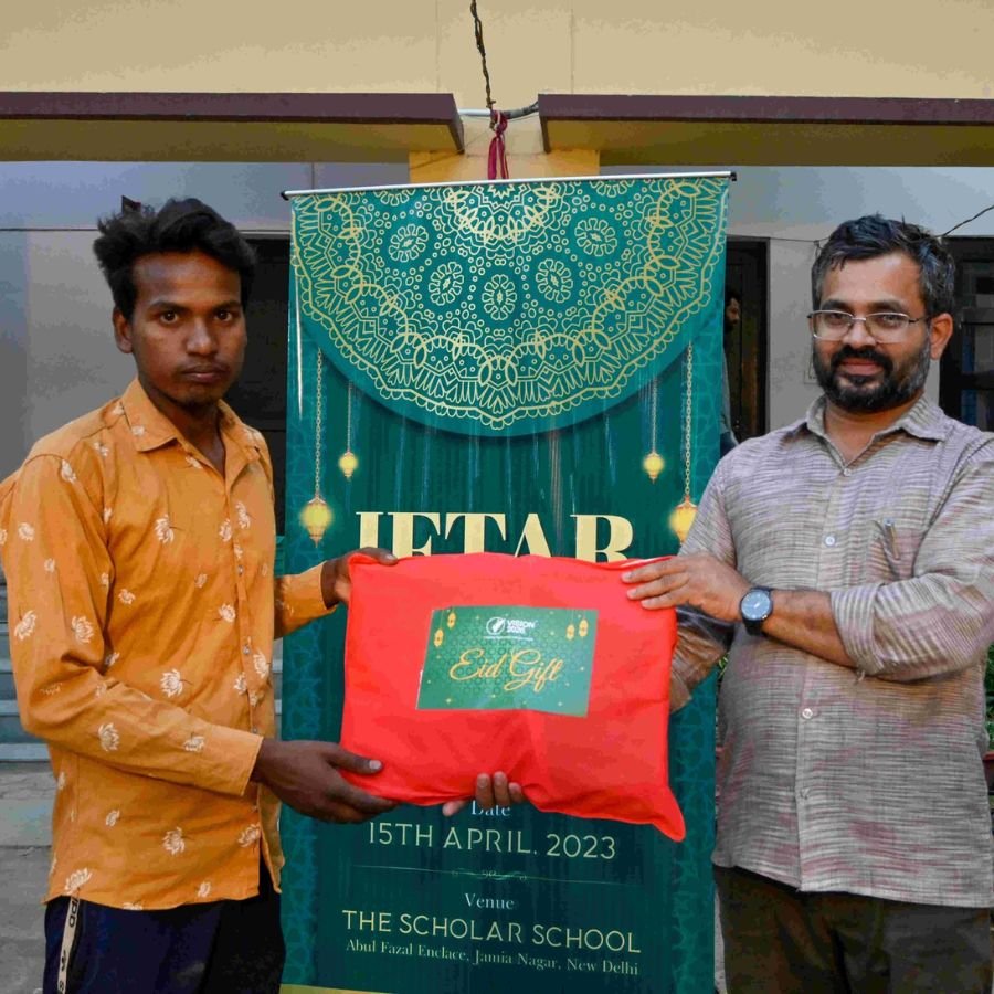 Iftar Get-together for Garbage Collection in Jamia Nagar, New Delhi. 15 April 2023. Eid Gift Distribution.
