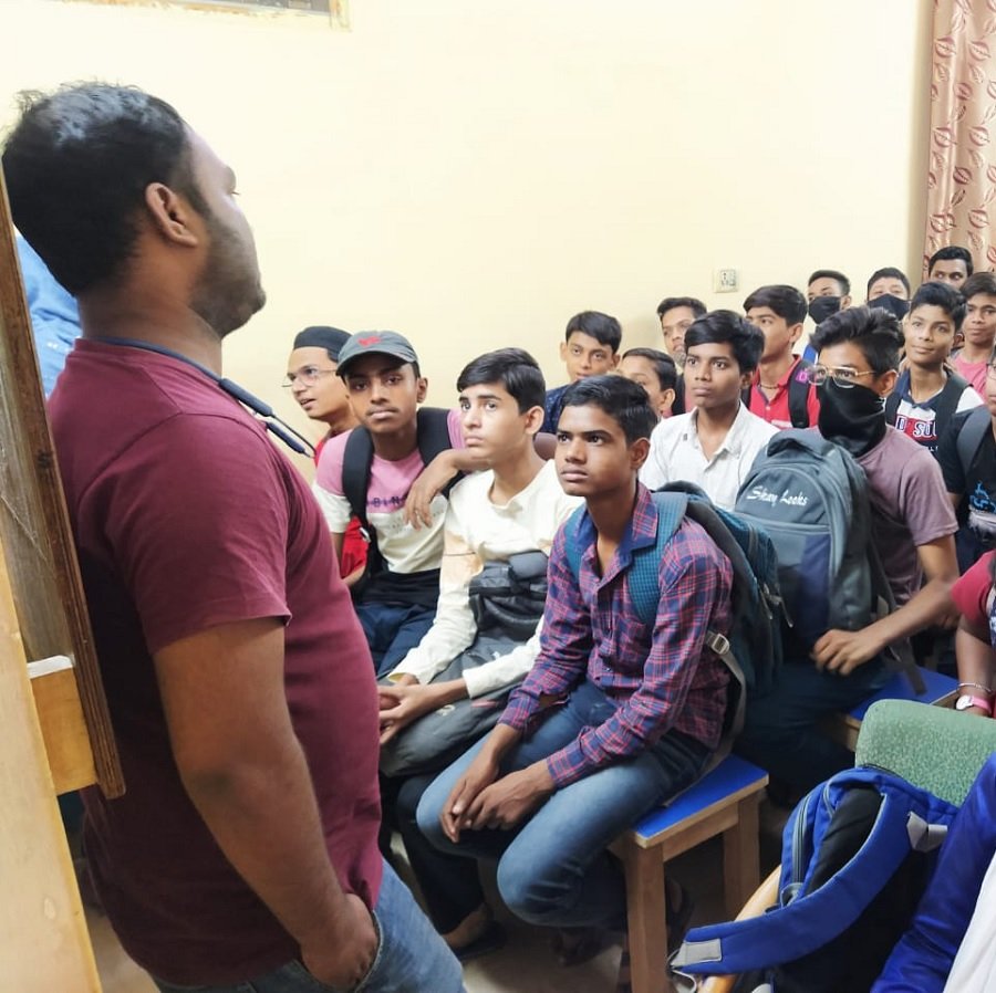 Delhi\\\\\\\\\\\\\\\'s Shahin Bagh center of Nagrik Vikas Kendra conducted awareness session for school students on various Government schemes for education