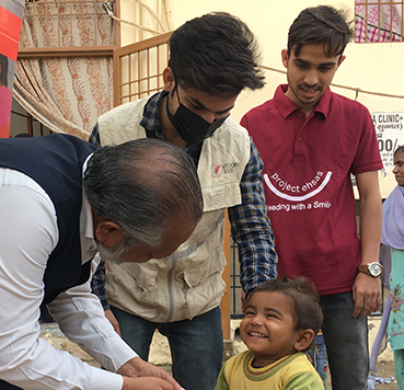Arifali T, Vice Chairman, HWF, distributes food packets | Project Ehsas